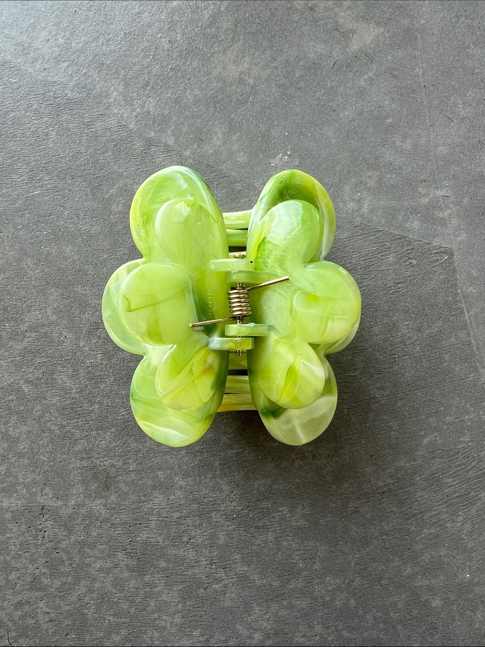 Green flower tie dye resin claw clip